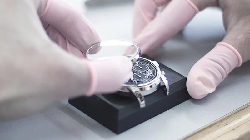 Cửa hàng sửa chữa đồng hồ chuyên nghiệp, địa điểm uy tín để thay mặt kính sapphire đồng hồ.