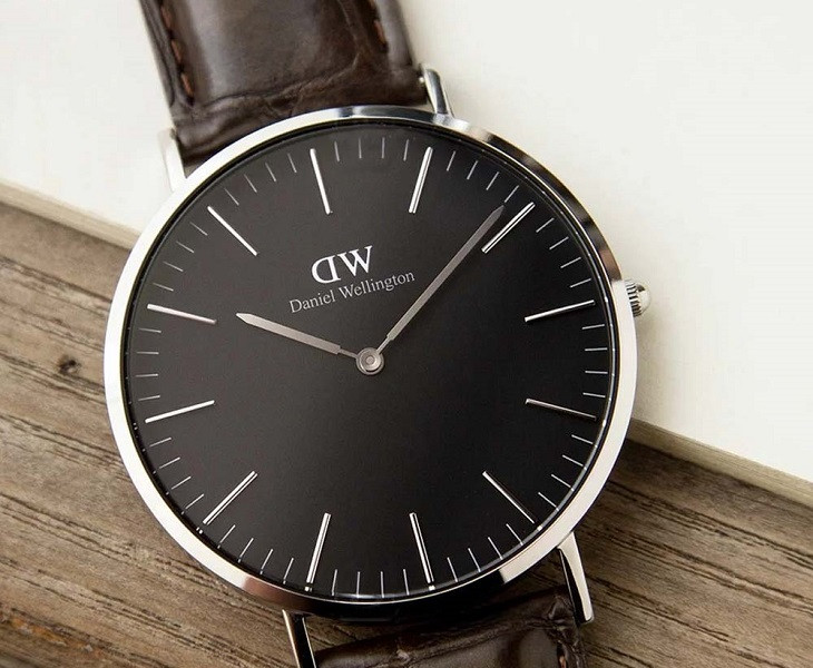 ký hiệu thương hiệu DW trên đồng hồ đeo tay Daniel Wellington