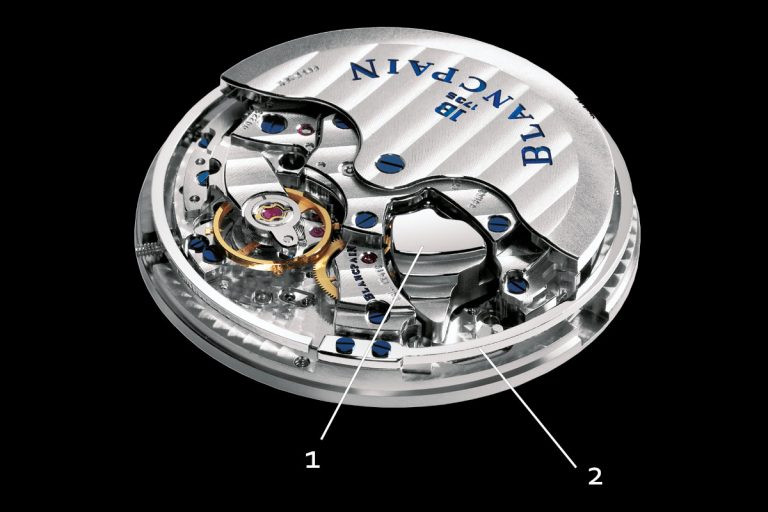 Bộ máy Blancpain 1241 calibre bên trong đồng hồ Leman Réveil GMT, minh họa cơ chế búa gõ vào gong tạo âm thanh điểm chuông.