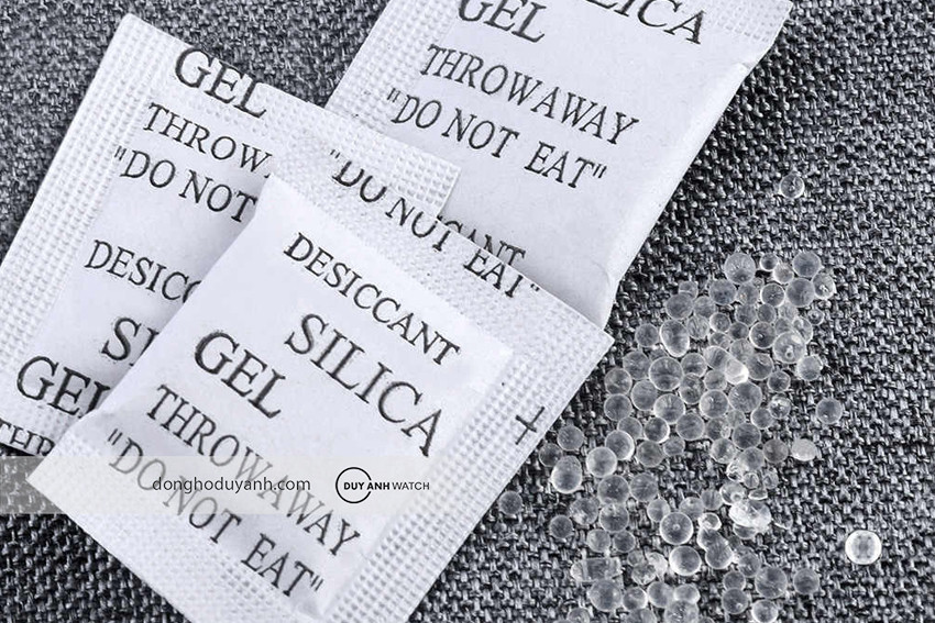 Gói hút ẩm silica gel giúp kiểm soát độ ẩm, bảo quản đồng hồ tốt hơn