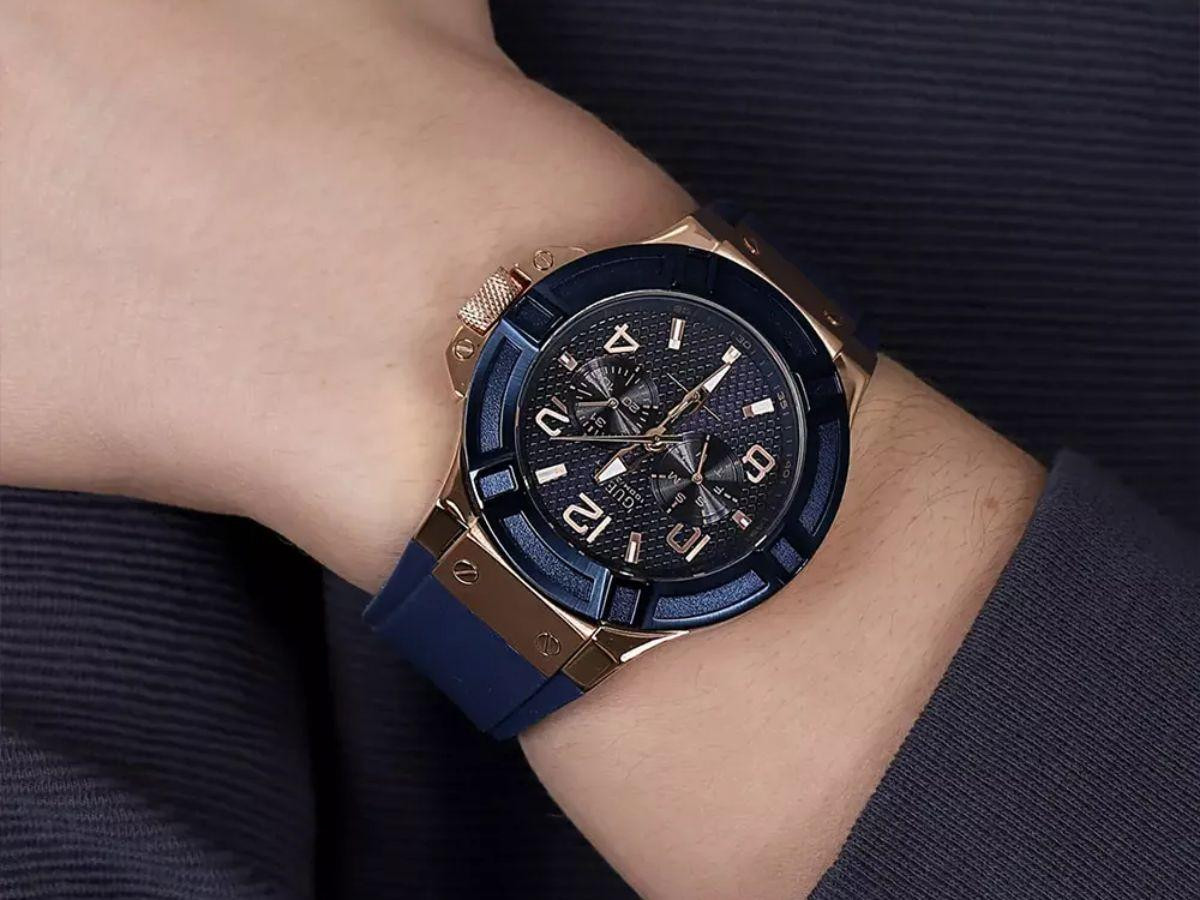 Guess U0247G3, mẫu đồng hồ dây cao su nam tính với khả năng chống nước 100m