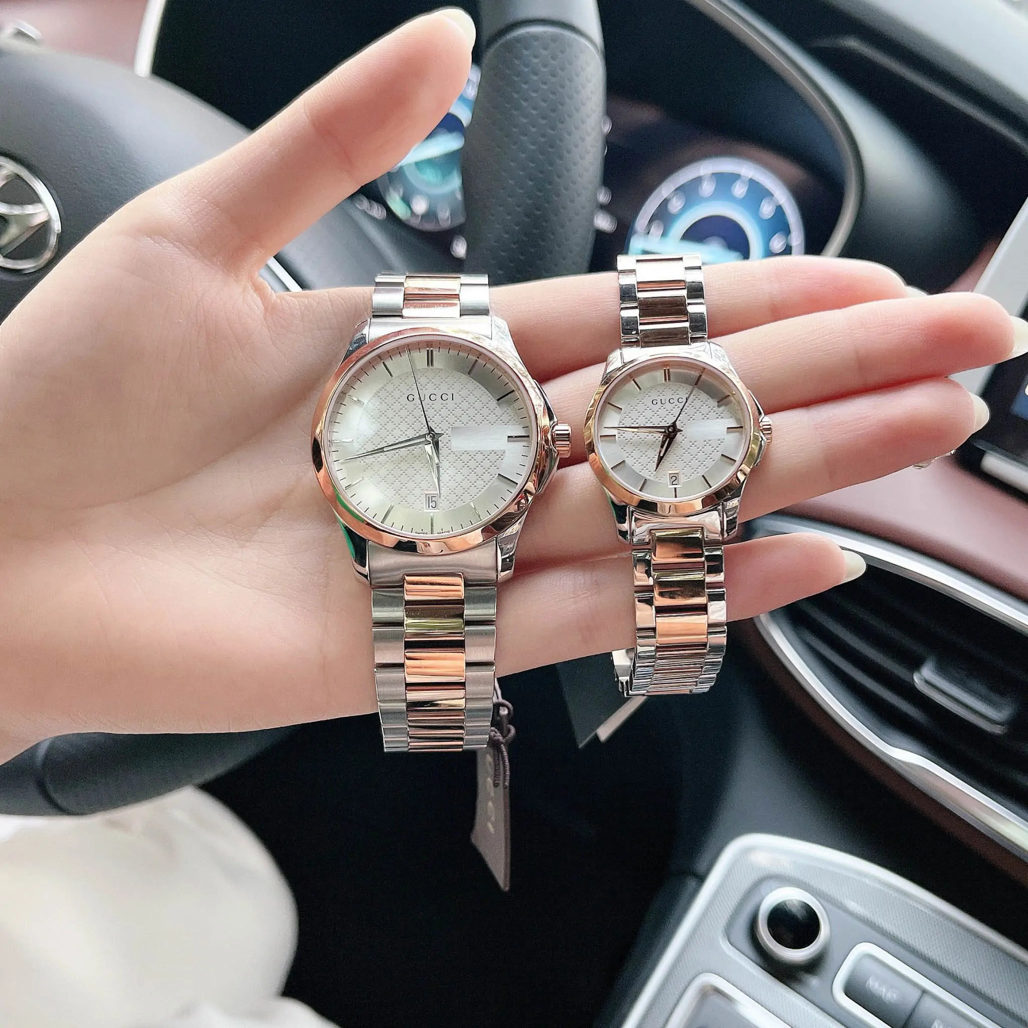Cận cảnh mặt số trắng và kim loại mạ vàng của đồng hồ đôi Gucci G-Timeless chính hãng