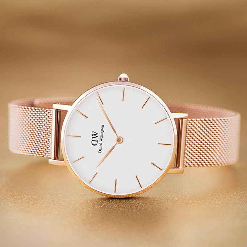 Đồng hồ Daniel Wellington 0102DW với dây NATO sọc và mặt trắng