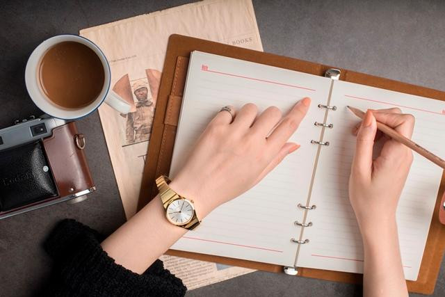 Đồng hồ Anne Klein AK/1414BKGB mặt đen, dây kim loại mảnh
