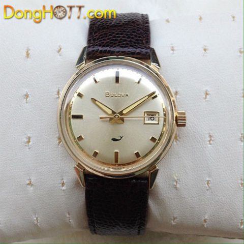 Hình ảnh cận cảnh mặt số đồng hồ cổ Bulova cá heo