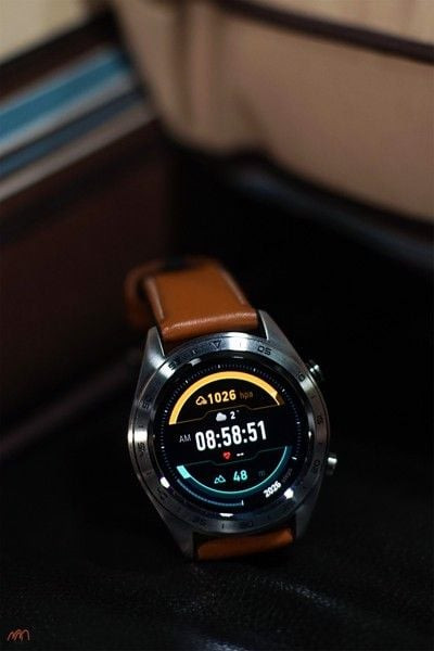 Đồng hồ Honor Watch Magic trên bàn, tượng trưng cho việc tắt nguồn khi không sử dụng để tiết kiệm pin