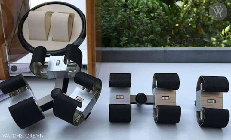 Hộp xoay đồng hồ chuyên dụng màu đen đang giữ một chiếc đồng hồ cơ Orient, minh họa phương pháp lên dây cót tự động hiệu quả.