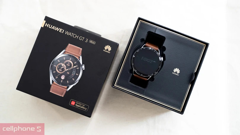 Hình ảnh cận cảnh đồng hồ Huawei Watch GT 3 phiên bản dây da, hiển thị chi phí hợp lý