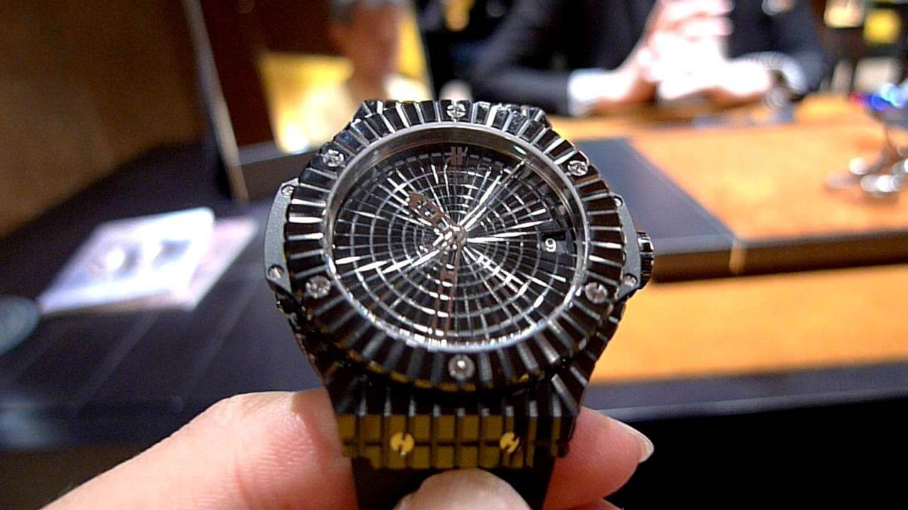 Đồng hồ nam độc và lạ Hublot Black Caviar đính kim cương xa hoa