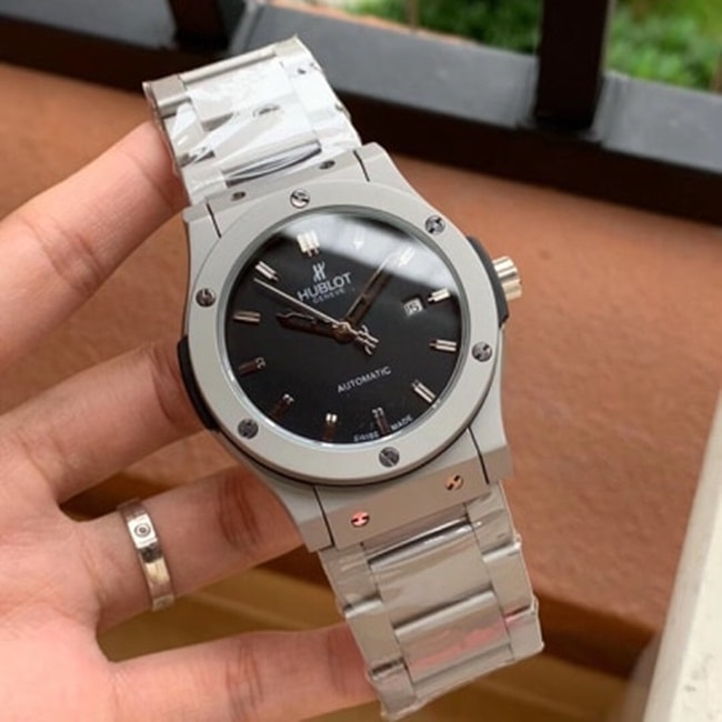 Đồng Hồ Hublot Dây Kim Loại: Biểu Tượng Của Vẻ Đẹp Thể Thao Đẳng Cấp và Sang Trọng