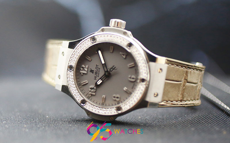 Hublot Big Bang Geneve Quartz với thiết kế thể thao mạnh mẽ