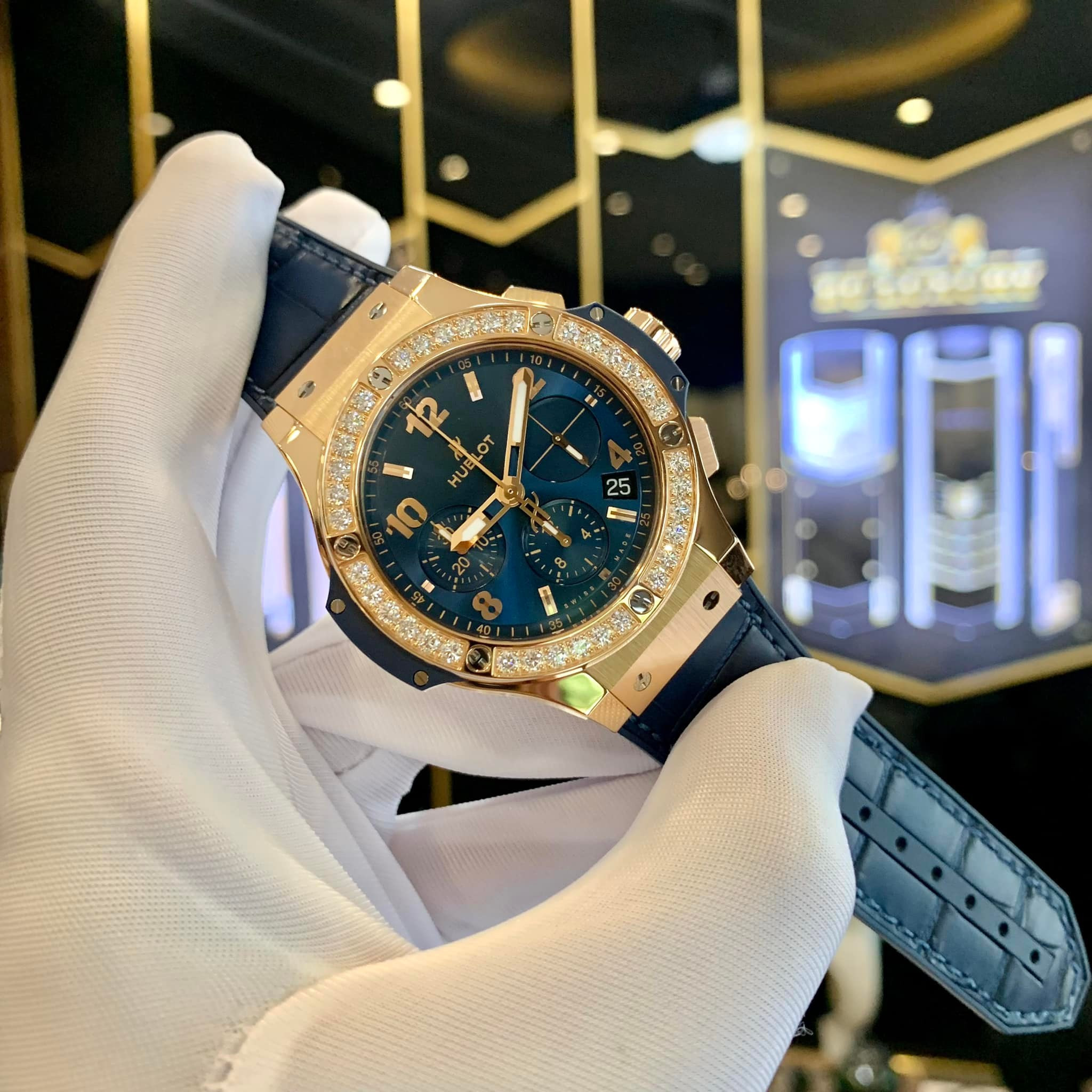 Đồng hồ Hublot Big Bang King Gold với dây cao su đen, biểu tượng của cách thay dây đồng hồ Hublot phong cách mới