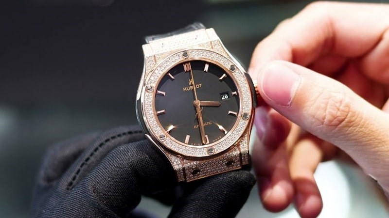 Người phụ nữ đang lên dây cót cho đồng hồ cơ Hublot nữ, minh họa cách lên dây cót đồng hồ Hublot nữ đúng kỹ thuật trong cách đeo đồng hồ Hublot nữ