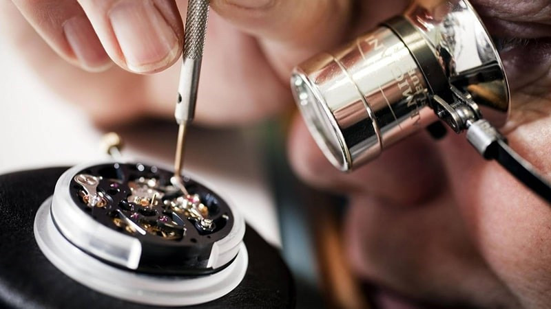 Hình ảnh đồng hồ Hublot nữ đang được kiểm tra tại trung tâm dịch vụ, nhấn mạnh tầm quan trọng của việc sửa chữa đồng hồ Hublot nữ tại nơi uy tín để bảo toàn giá trị khi thực hiện cách đeo đồng hồ Hublot nữ
