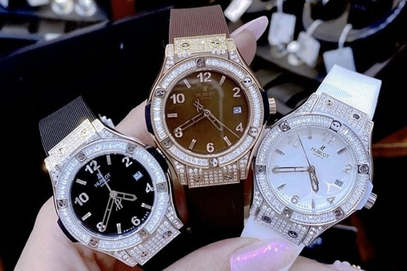 Người phụ nữ đọc hướng dẫn sử dụng đồng hồ Hublot nữ, thể hiện sự cần thiết của việc hiểu cách sử dụng từng dòng Hublot nữ cụ thể trong cách đeo đồng hồ Hublot nữ
