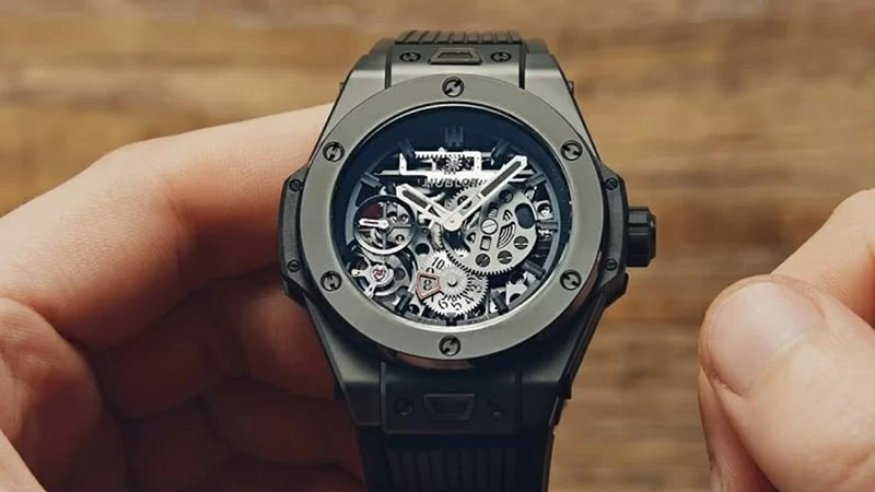 Cận cảnh núm chỉnh và mặt số đồng hồ Hublot nữ khi đang điều chỉnh ngày, hướng dẫn cách chỉnh ngày đồng hồ Hublot nữ
