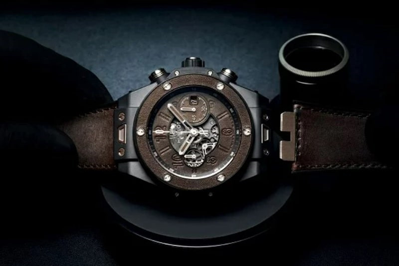 Cận cảnh núm chỉnh và mặt số đồng hồ Hublot nữ khi đang điều chỉnh giờ, hướng dẫn cách chỉnh giờ đồng hồ Hublot nữ