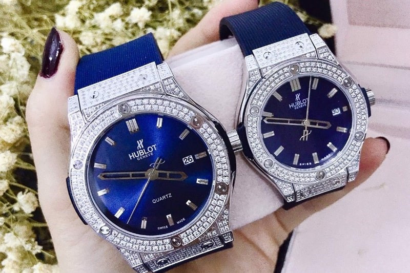 Người phụ nữ đang thử đồng hồ Hublot nữ để chọn kích thước phù hợp với cổ tay, thể hiện cách đeo đồng hồ Hublot nữ tinh tế