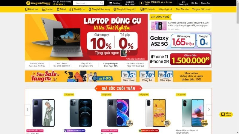 Hình ảnh người phụ nữ đang mua sắm đồng hồ online trên máy tính, biểu tượng cho việc tìm hiểu về cách đeo đồng hồ Hublot nữ và mua sắm tại địa chỉ uy tín