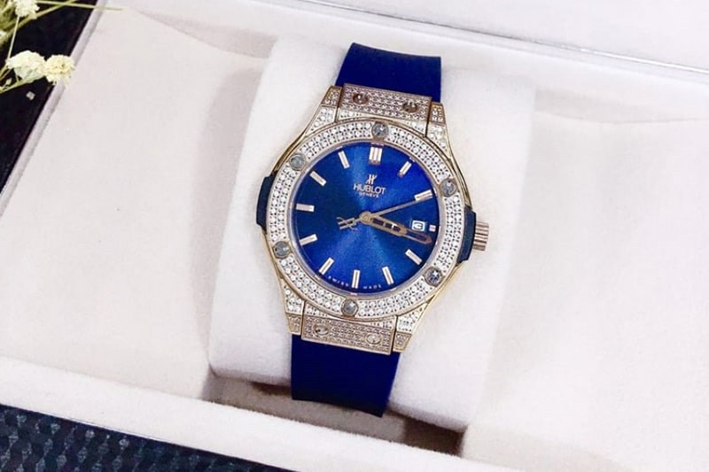 Người phụ nữ đeo đồng hồ Hublot nữ sang trọng trên cổ tay, thể hiện cách đeo đồng hồ Hublot nữ phản ánh cá tính
