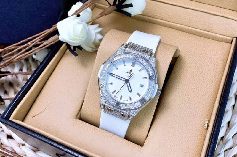 Cận cảnh dây đeo đồng hồ Hublot nữ bằng cao su mềm mại, minh họa cách đeo đồng hồ Hublot nữ theo chất liệu dây