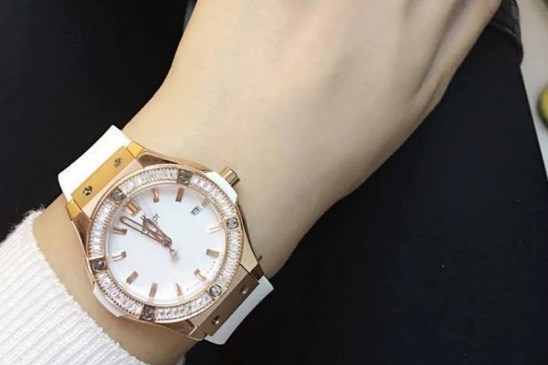 Cận cảnh cổ tay người phụ nữ đeo đồng hồ Hublot nữ ở vị trí dưới xương nhô lên, hướng dẫn cách đeo đồng hồ Hublot nữ chuẩn xác