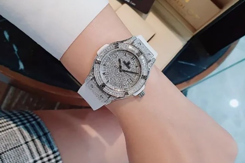 Cổ tay người phụ nữ đeo đồng hồ Hublot nữ kết hợp cùng lắc tay và nhẫn, minh họa cách đeo đồng hồ Hublot nữ với phụ kiện