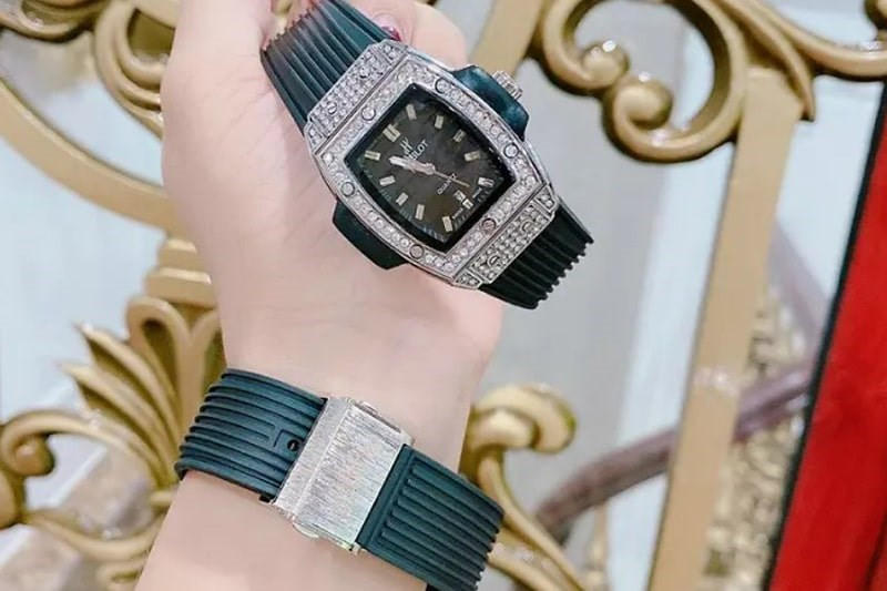Hình ảnh minh họa cách đo chu vi cổ tay và áp dụng công thức để chọn size đồng hồ Hublot nữ phù hợp, hỗ trợ cách đeo đồng hồ Hublot nữ hiệu quả