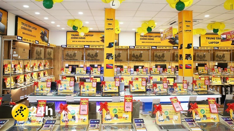 Cửa hàng Thế Giới Di Động với nhiều chương trình khuyến mãi hấp dẫn, nơi bạn có thể tìm mua và học cách chỉnh giờ đồng hồ Water Resist từ nhân viên
