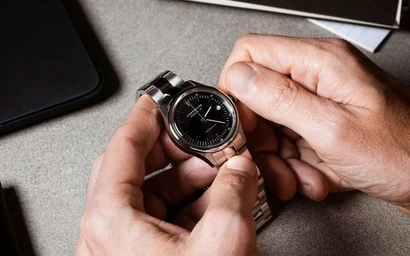 Việc chỉnh giờ và ngày là kỹ năng cơ bản trong hướng dẫn sửa đồng hồ đeo tay