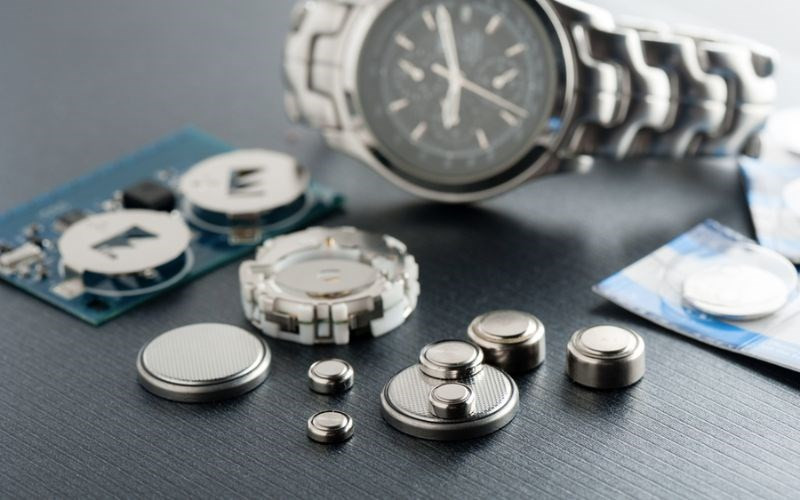Thay pin mới là giải pháp hiệu quả khi đồng hồ gặp lỗi liên quan đến pin và lá tiếp xúc, theo hướng dẫn sửa đồng hồ đeo tay