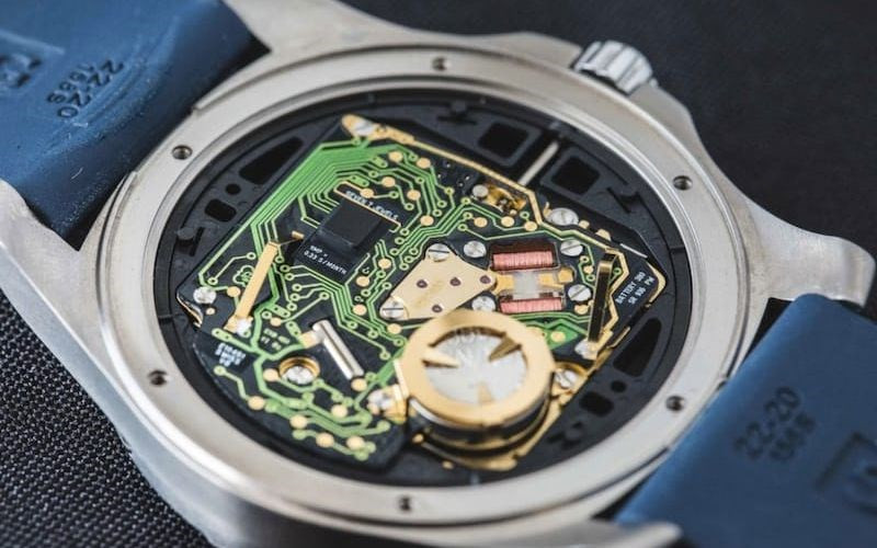 Để khắc phục lỗi IC, bạn cần tìm đến thợ chuyên nghiệp theo hướng dẫn sửa đồng hồ đeo tay