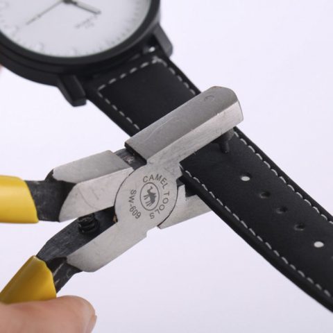 Cách đục thêm lỗ trên dây đồng hồ da hoặc cao su để điều chỉnh kích thước