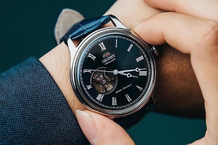 Người dùng đang theo dõi đồng hồ cơ Orient để xác định mức độ sai số khi đồng hồ chạy nhanh hoặc chậm