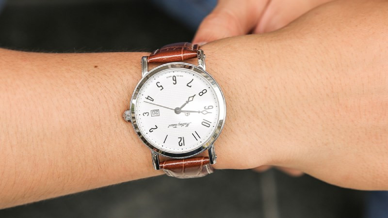 Chọn tay đeo đồng hồ Tissot phù hợp