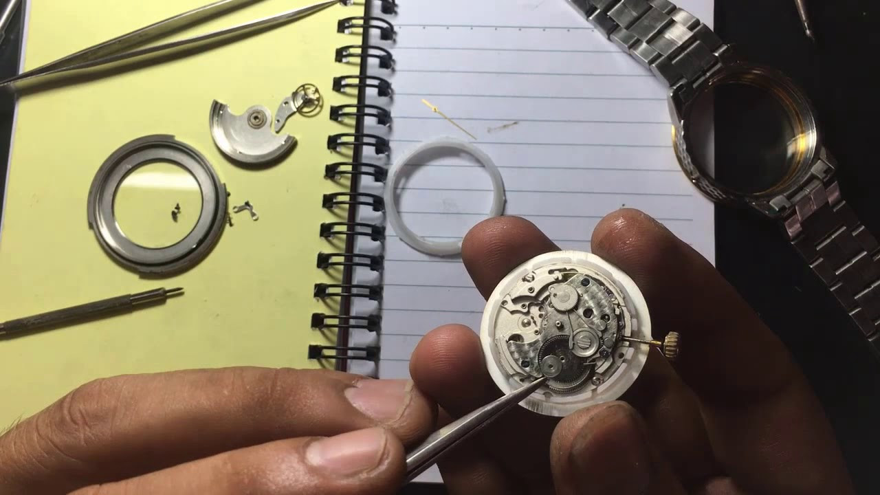 Hướng dẫn vặn ốc để tháo núm đồng hồ đeo tay cơ