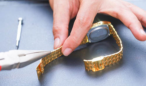 Kỹ thuật tháo mắt dây đồng hồ kim loại bằng búa và tua vít