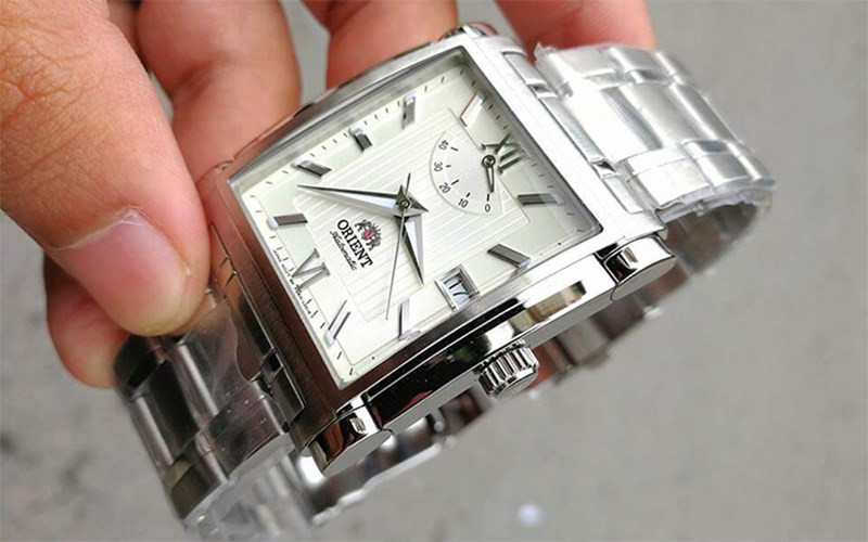 Cận cảnh một chiếc đồng hồ với dây đeo làm từ thép không gỉ, minh họa đặc điểm nổi bật của vật liệu này trong việc thay dây kim loại đồng hồ.