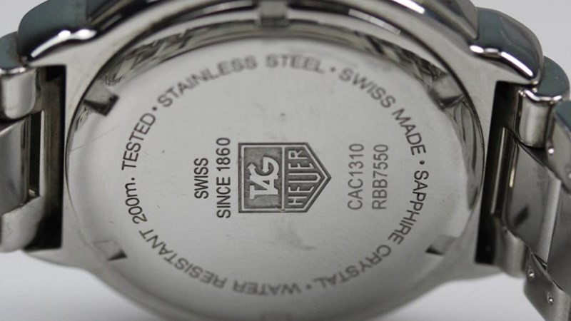 Đồng hồ Tag Heuer với số seri được khắc rõ nét trên nắp lưng