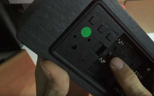 Mặt sau đồng hồ LED để bàn với các nút cài đặt và cổng nguồn
