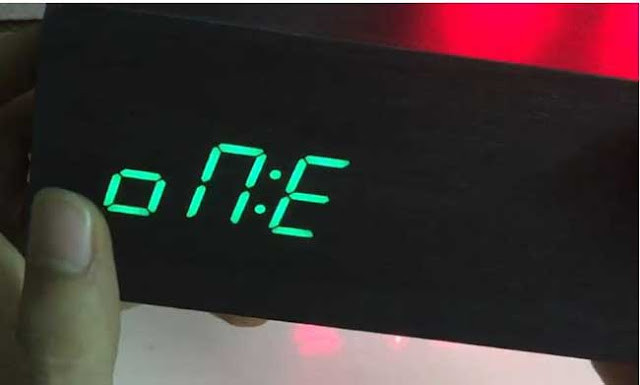 Màn hình đồng hồ LED hiển thị tùy chọn báo thức cho các ngày trong tuần