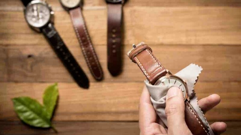 Vệ sinh sạch sẽ đồng hồ trước khi thay pin Michael Kors