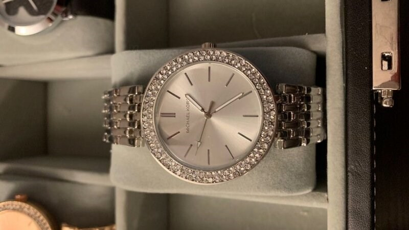 Tuổi thọ pin đồng hồ Michael Kors máy Quartz bền bỉ