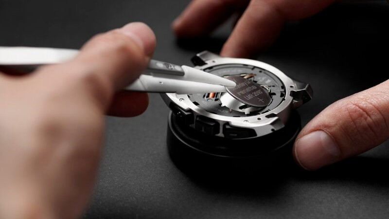 Lắp đặt pin mới cho đồng hồ Michael Kors bằng nhíp nhựa