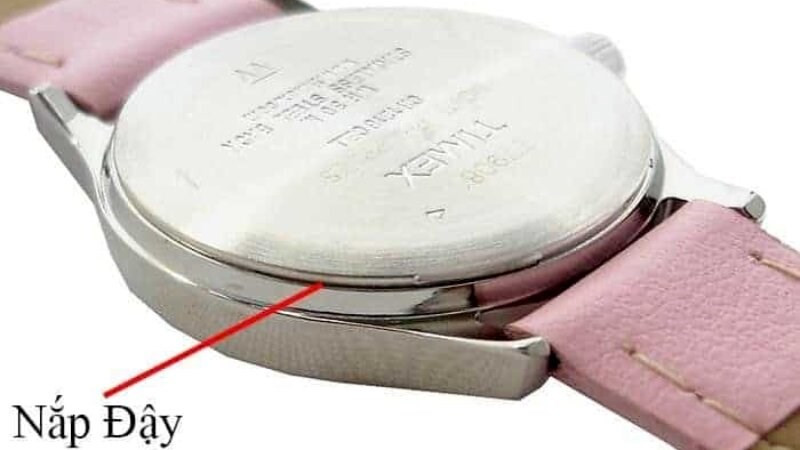 Đóng nắp đáy đồng hồ Michael Kors cẩn thận sau khi thay pin