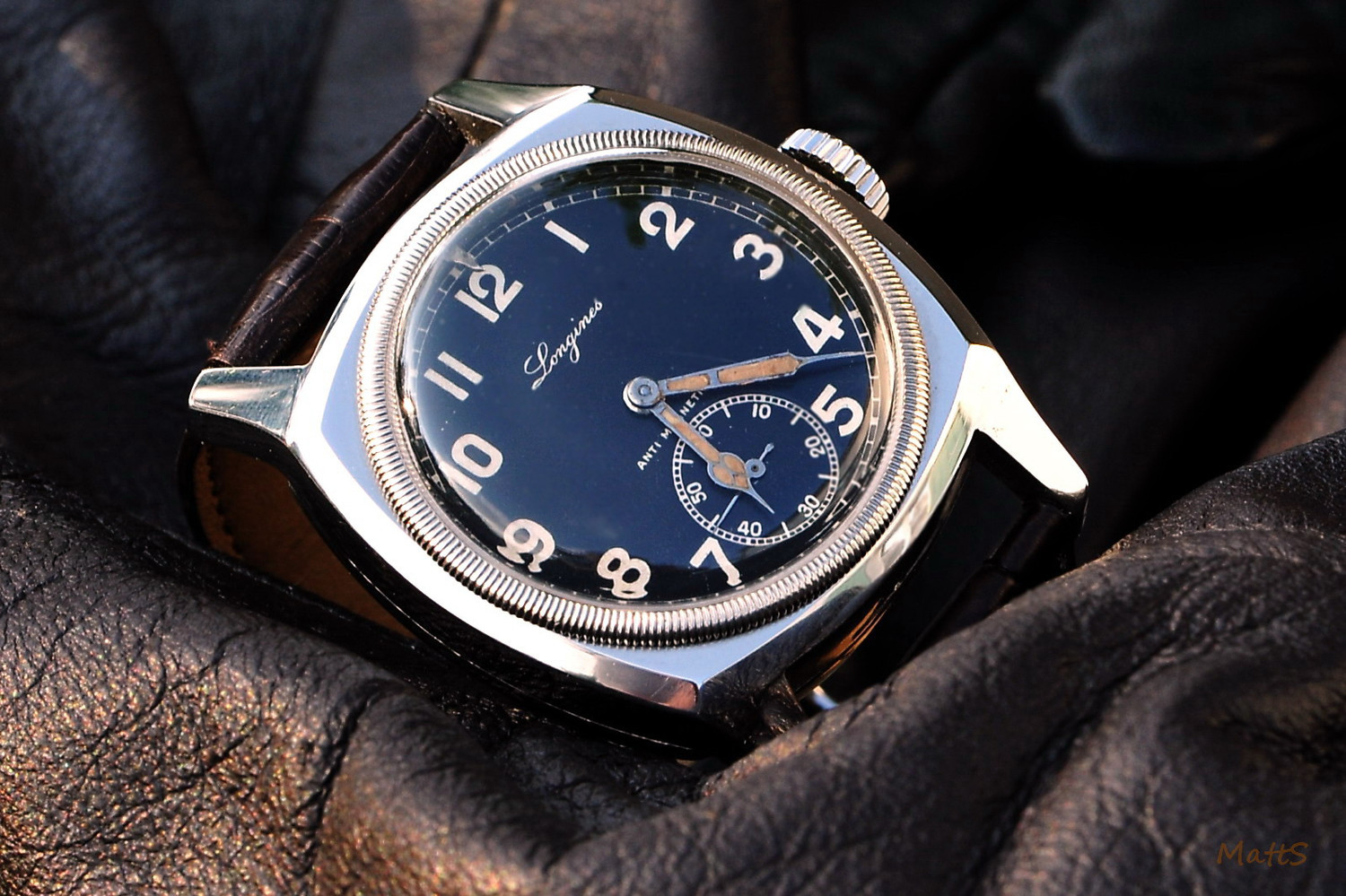 Đồng hồ Longines với thiết kế tinh xảo và các chi tiết đặc trưng, minh họa cho chất lượng Thụy Sĩ.