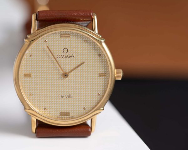 Đồng hồ Omega Quartz Dây Da: Biểu Tượng Của Vẻ Đẹp Vượt Thời Gian và Độ Chính Xác Hoàn Hảo
