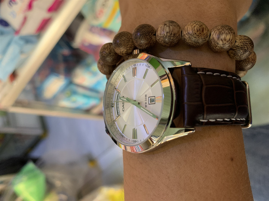Hình ảnh đồng hồ Casio MTP-1381L-7AVDF đeo trên tay người dùng, thể hiện vẻ đẹp thực tế