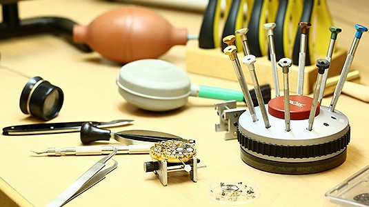 Bộ sưu tập đồng hồ Nika bằng vàng và bạc, cho thấy sự đa dạng về chất liệu và thiết kế khi bạn cân nhắc đồng hồ nên mua ở đâu.