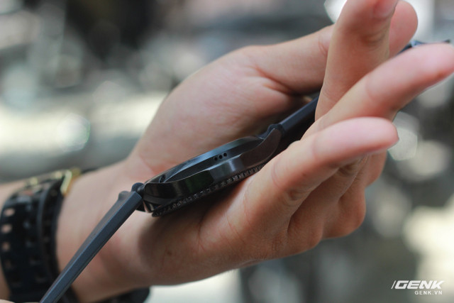 Lỗ loa ngoài của đồng hồ Samsung Gear S3